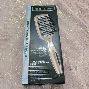 CONAIR Diamond-Infused Ceramic Smoothing Hot Brush